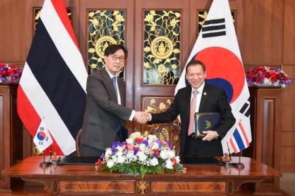 South Korean First Vice Foreign Minister Chang Ho-jin (L) and Thailand's Permanent Secretary for Foreign Affairs Sarun Charoensuwan shake hands during the fourth round of bilateral policy co<em></em>nsultations in Bangkok on Nov. 3, 2023, in this photo provided by Seoul's foreign ministry. (PHOTO NOT FOR SALE) (Yonhap)