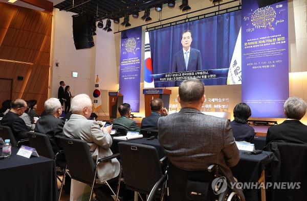 Unification Minister Kim Yung-ho (on screen) speaks to a forum in Seoul in a video message on Nov. 7, 2023, a<em></em>bout the government's plan to support an inter-Korean dictio<em></em>nary project. (Yonhap)