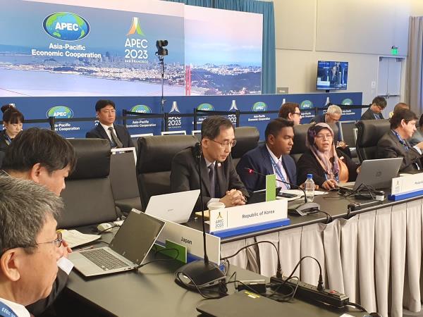 Kang Jae-kwon, deputy foreign minister for eco<em></em>nomic affairs, (front row, 4th from R) speaks at a meeting of senior officials ahead of the Asia Pacific Eco<em></em>nomic Cooperation (APEC) summit gathering in San Francisco, in this undated photo provided by Seoul's foreign ministry on Nov. 13, 2023. (PHOTO NOT FOR SALE) (Yonhap)