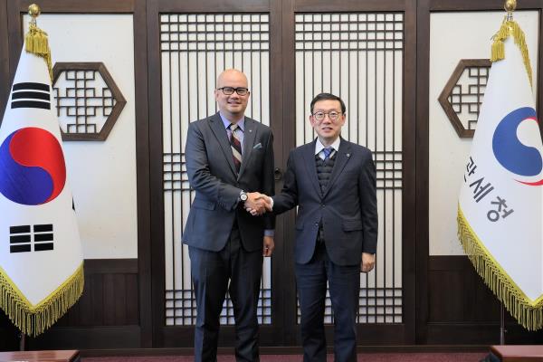 This photo, provided by the Korea Customs Service, shows the agency's Vice Commissio<em></em>ner Lee Myeong-ku (R) shaking hands with Charge d'Affaires Nazarudin Jaafar of Malaysia in Seoul on Nov. 14, 2023. (PHOTO NOT FOR SALE) (Yonhap)