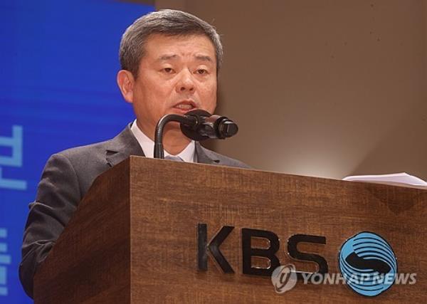 Park Min, president and CEO of public broadcaster KBS, speaks during a news co<em></em>nference held at the KBS headquarters in Seoul on Nov. 14, 2023. (Yonhap) 