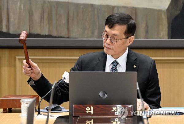 In the file photo, taken July 13, 2023, Bank of Korea (BOK) Gov. Rhee Chang-yong holds a Mo<em></em>netary Policy Committee meeting at the central bank in Seoul. (Pool photo) (Yonhap)