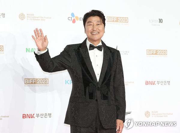 Actor Song Kang-ho waves during a photo session before the opening of the Busan Internatio<em></em>nal Film Festival in Busan, in this file photo taken Oct. 4, 2023. (Yonhap) 