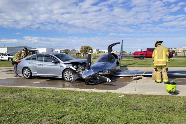 小型飞机在紧急降落时冲出跑道撞上汽车