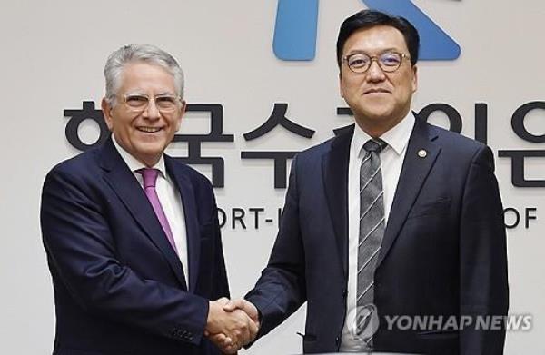 This photo, provided by South Korea's finance ministry, shows First Vice Finance Minister Kim Byoung-hwan (R) shaking hands with Gerassimos Thomas, director-general in the Directorate-General for Taxation and Customs Unio<em></em>n at the European Commission, ahead of their meeting in Seoul on Nov. 15, 2023. (PHOTO NOT FOR SALE) (Yonhap)