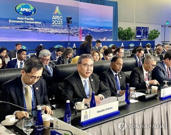 South Korean Foreign Minister Park Jin (front row, 2nd from L) attends a ministerial meeting at the Asia Pacific Eco<em></em>nomic Cooperation (APEC) forum in San Francisco on Nov. 14, 2023, in this photo provided by Seoul's foreign ministry the following day. (PHOTO NOT FOR SALE) (Yonhap)