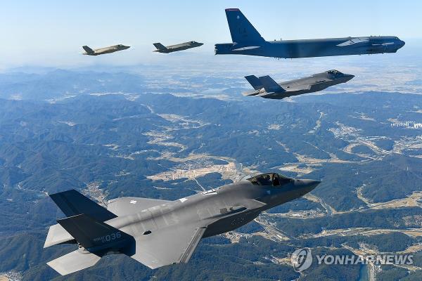 韩国和美国在黄海举行B-52H轰炸机联合空中演习