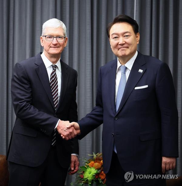 South Korean President Yoon Suk Yeol (R) shakes hands with Apple Inc. Chief Executive Officer Tim Cook during their meeting at a hotel in San Francisco on Nov. 15, 2023, after arriving in the U.S. city the same day to take part in the summit of the Asia-Pacific Eco<em></em>nomic Cooperation forum. (Yonhap)