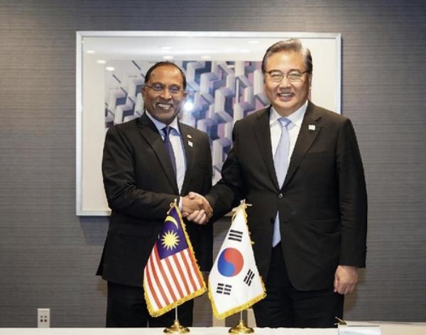 South Korean Foreign Minister Park Jin (R) shakes hands with his Malaysian counterpart, Zambry Abdul Kadir, during their talks on the sidelines of the Asia-Pacific Eco<em></em>nomic Cooperation ministerial meeting in San Francisco on Nov. 14, 2023, in this photo provided by Park's office. (PHOTO NOT FOR SALE) (Yonhap)