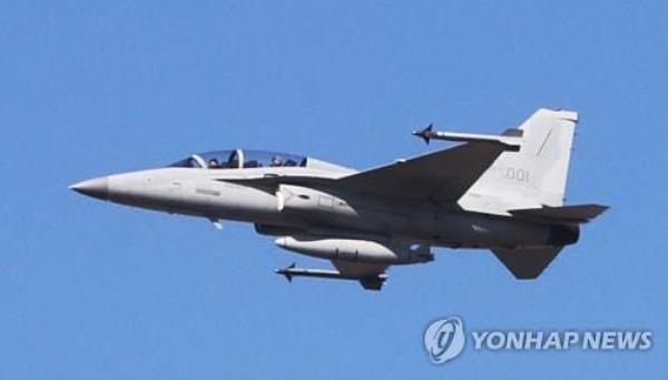 This file photo, taken Oct. 20, 2021, shows a FA-50 light attack aircraft flying over Seongnam, south of Seoul. (Yonhap)