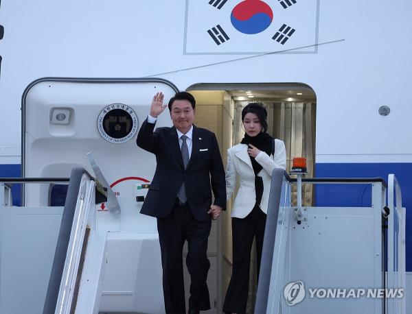 South Korean President Yoon Suk Yeol (L), alo<em></em>ngside his wife, Kim Keon Hee, arrives at Lo<em></em>ndon Stansted Airport on the outskirts of Lo<em></em>ndon on Nov. 20, 2023, for a four-day state visit to Britain on the first leg of a two-nation trip that will later take him to France for a final diplomatic campaign to bring the 2030 World Expo to Busan. (Yonhap)