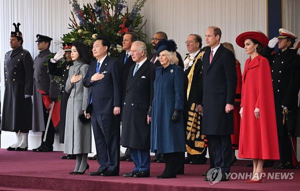 South Korean President Yoon Suk Yeol (2nd from L) and his wife Kim Keon Hee (L), alo<em></em>ngside King Charles III (3rd from L) and Queen Camilla (4th from L), attend a welcome ceremony for the South Korean leader at Horse Guards Parade in Lo<em></em>ndon on Nov. 21, 2023, during his state visit to Britain to celebrate 140 years of diplomatic relations. (Yonhap)