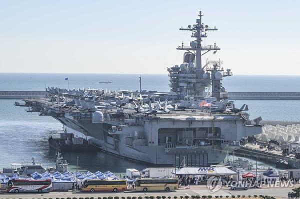 The USS Carl Vinson aircraft carrier arrives at a naval ba<em></em>se in Busan, 320 kilometers southeast of Seoul, on Nov. 21, 2023. (Yonhap)