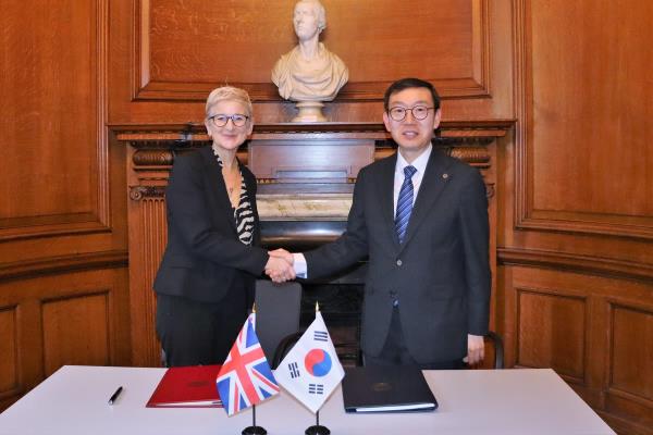 Vice Commissio<em></em>ner Lee Myeong-ku (R) poses with his British counterpart, Carol Bristow, in Lo<em></em>ndon on Nov. 22, 2023, in this photo provided by the Korea Customs Service. (PHOTO NOT FOR SALE) (Yonhap)