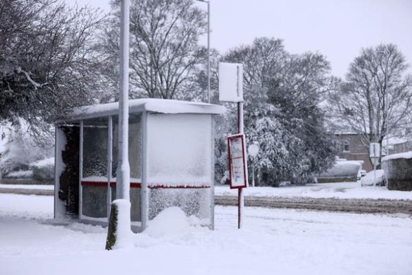 天气预报员指出了今天的天气，“大范围降雪的风险增加”