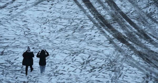 数百万人收到冬季天气警报，降雪可能扰乱节后旅行