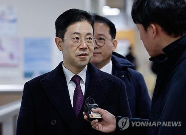 Prosecutor Son Jun-sung arrives at the Seoul Central District Court on Nov. 27, 2023, to attend a hearing on his alleged political meddling case. (Pool photo) (Yonhap)