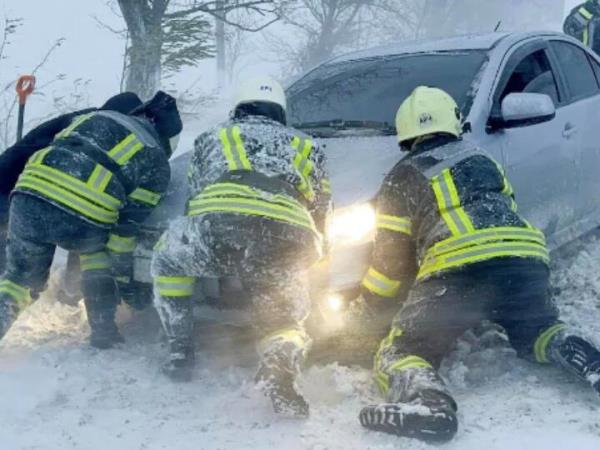 乌克兰与俄罗斯的战争中，暴风雪肆虐，救援人员在暴风雪中获救