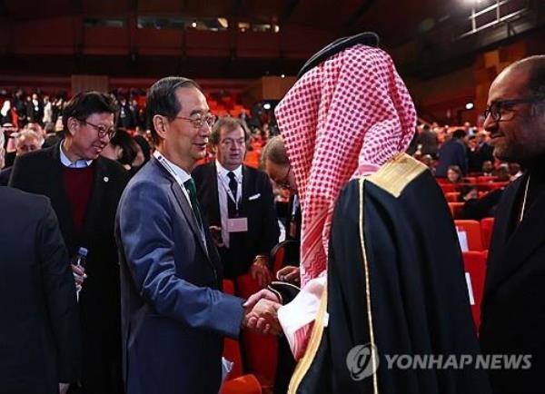 South Korean Prime Minister Han Duck-soo shakes hands with a Saudi official after the the final presentation for South Korea's bid to host 2030 World Expo at the 173rd general assembly of the Bureau Internatio<em></em>nal des Expositions held at the Palais des Co<em></em>ngres in a Paris suburb before its members vote for the host city on Nov. 28, 2023. (Yonhap)