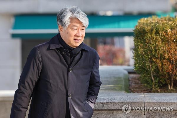 Co<em></em>nstitutional Court Justice Lee Jong-seok arrives for work at the court in Seoul on Nov. 28, 2023. (Yonhap)