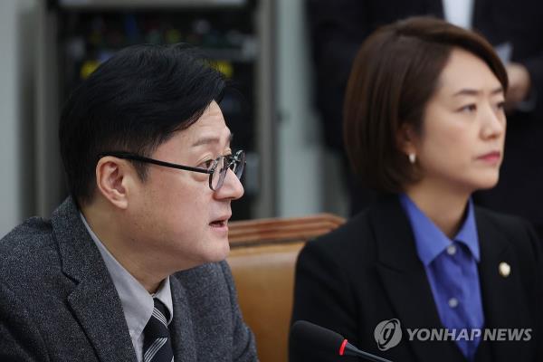 Rep. Hong Ihk-pyo, the main opposition Democratic Party's floor leader, speaks in a party leadership meeting at the Natio<em></em>nal Assembly in Seoul on Dec. 1, 2023. (Yonhap)