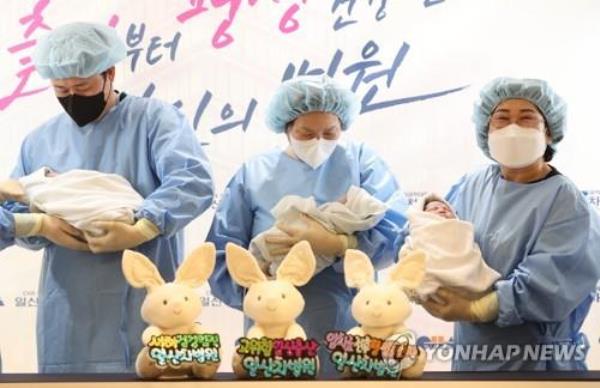 Family members hold their newborns at Cha University Ilsan Medical Center, northwest of Seoul, in this file photo taken Jan. 1, 2023. The babies were the first born in South Korea this year. (Yonhap)