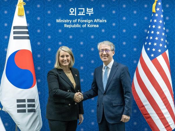 Hong Seok-in, ambassador and deputy minister for public diplomacy, shakes hands with Liz Allen, U.S. under secretary of state for public diplomacy and public affairs, ahead of their meeting at Seoul's foreign ministry on Dec. 1, 2023, in this photo provided by the ministry. (PHOTO NOT FOR SALE) (Yonhap)