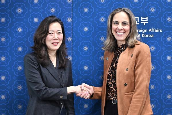 Kang Joo-yeon (L), director general for internatio<em></em>nal organizations at Seoul's foreign ministry, shakes hands with Erin Barclay, senior official at the department's Bureau of Democracy, Human Rights and Labor, at the ministry in Seoul on Dec. 1, 2023 in this photo released by the ministry. (PHOTO NOT FOR SALE) (Yonhap)