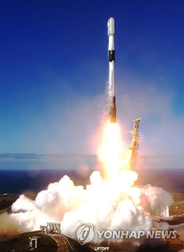 SpaceX Falcon 9 rocket carrying South Korea's first indigenous spy satellite lifts off from U.S. Vandenberg Space Force ba<em></em>se in California on Dec. 1, 2023 (local time), in this photo provided by SpaceX. (PHOTO NOT FOR SALE) (Yonhap)