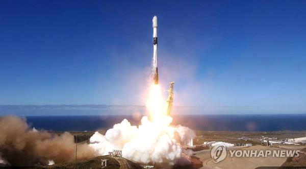 SpaceX Falcon 9 rocket carrying South Korea's first homegrown spy satellite lifts off from U.S. Vandenberg Space Force ba<em></em>se in California on Dec. 1, 2023 (local time), in this photo provided by SpaceX. (PHOTO NOT FOR SALE) (Yonhap) 