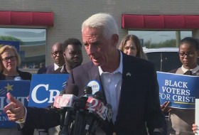 Charlie Crist选择迈阿密教师工会领导人作为佛罗里达州的竞选伙伴，他曾批评董事会会见家长