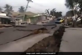 视频:巴布亚新几内亚发生大地震，道路坍塌